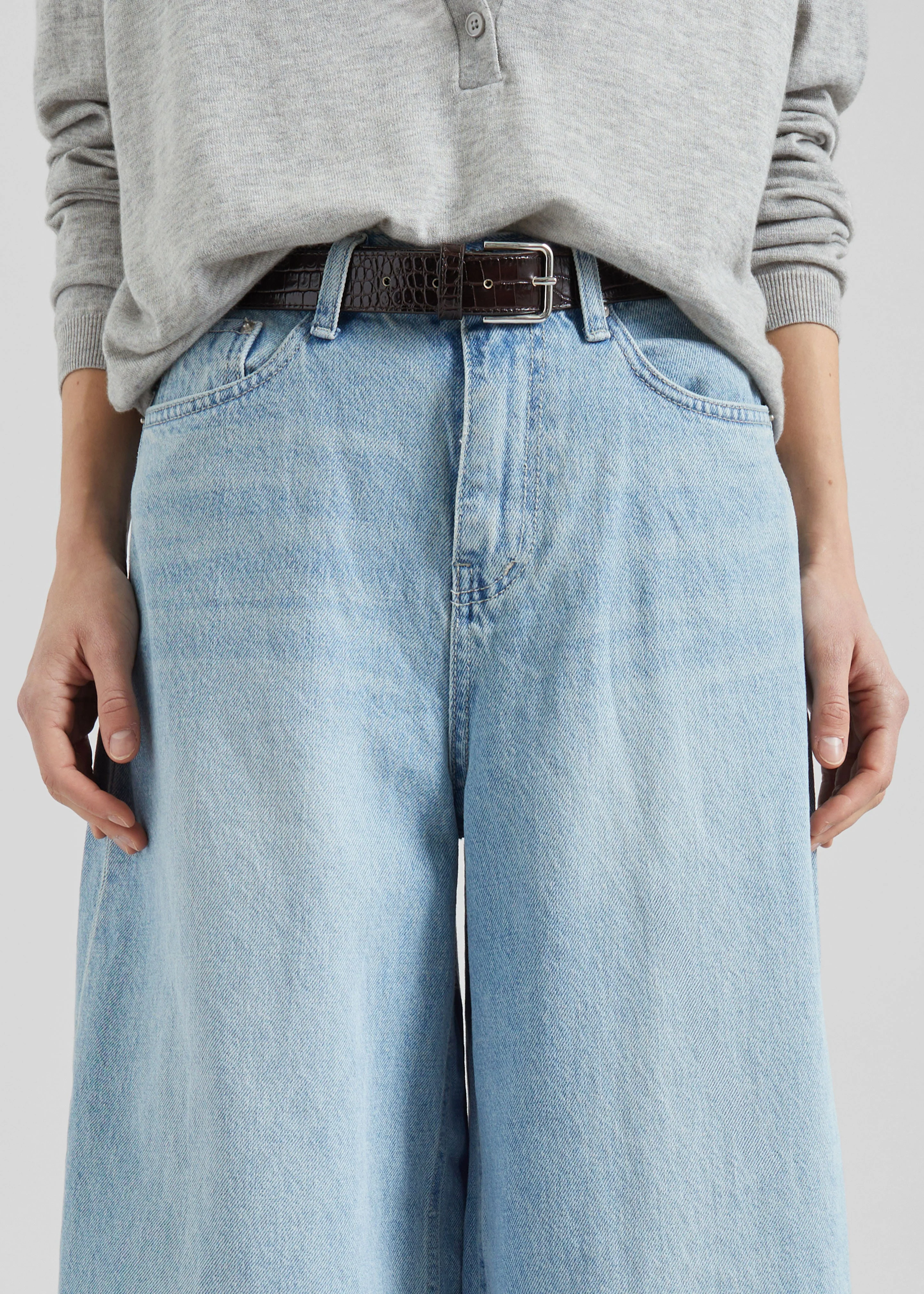 Lucena Barrel-Leg Jeans - Light Wash - Image 4